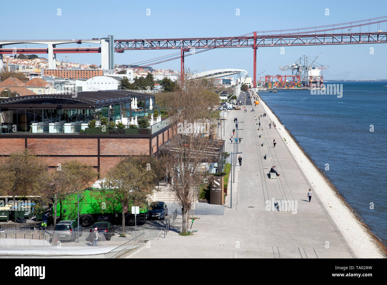 Blick auf die Promenade und die Brücke von MAAT in Lissabon, Portugal. Stockfoto