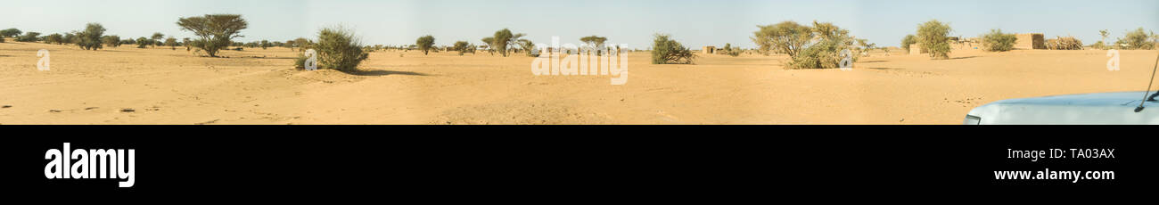 Composite Panorama der Sudanesischen Wüste mit ein paar Vertreter kleiner Bäume und Büsche und ein Schlamm Haus in der Ferne, Sahara Stockfoto
