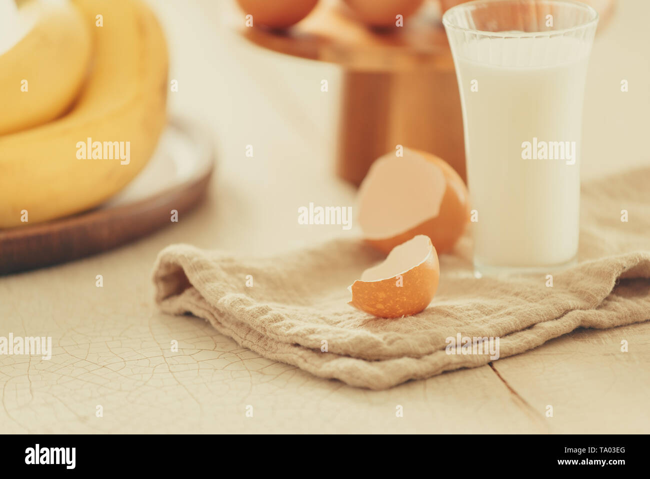 Rezept Zutaten: Eier, Mehl, Milch, Mandeln, Banane auf weißem Hintergrund Stockfoto