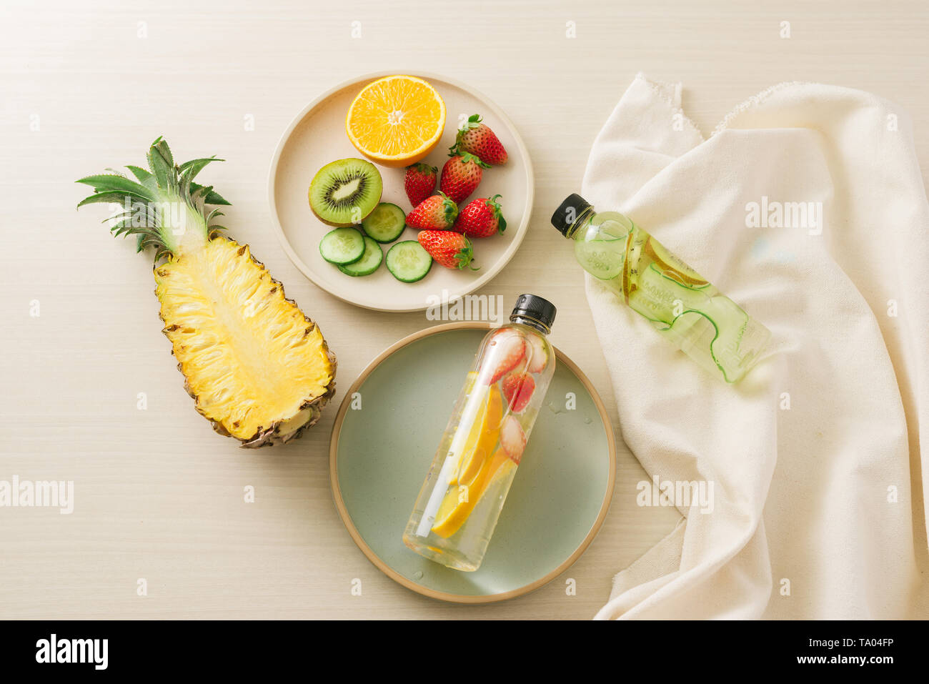 Geschnittenes frisches Bio-obst infundiert Wasser zu bilden Stockfoto