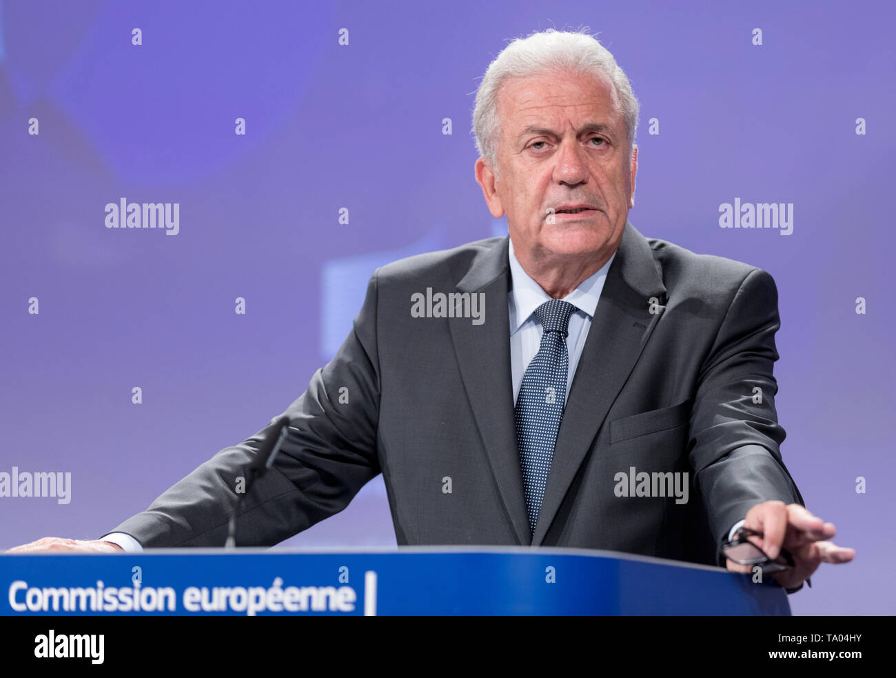 Belgien, Brüssel, am 2018/09/13: Dimitris AVRAMOPOULOS, der Europäische Kommissar für Migration, Inneres und Bürgerschaft, mit einer Pressekonferenz Stockfoto