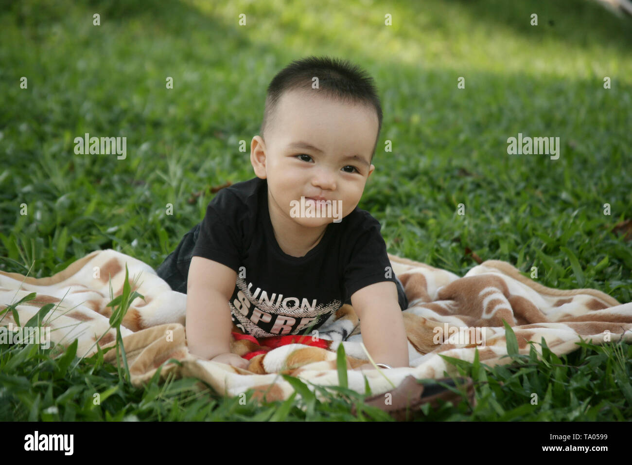 Foto von cute baby boy, der ein schwarzes Shirt Stockfoto