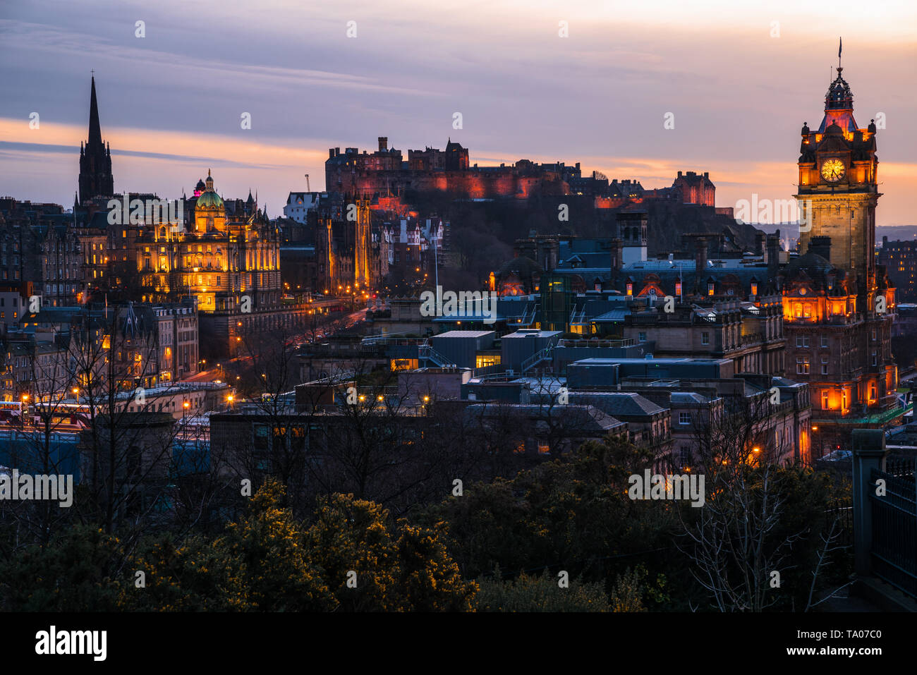 Majestätischen Blick auf die Altstadt von Edinburgh von Calton Hill in der Dämmerung Stockfoto