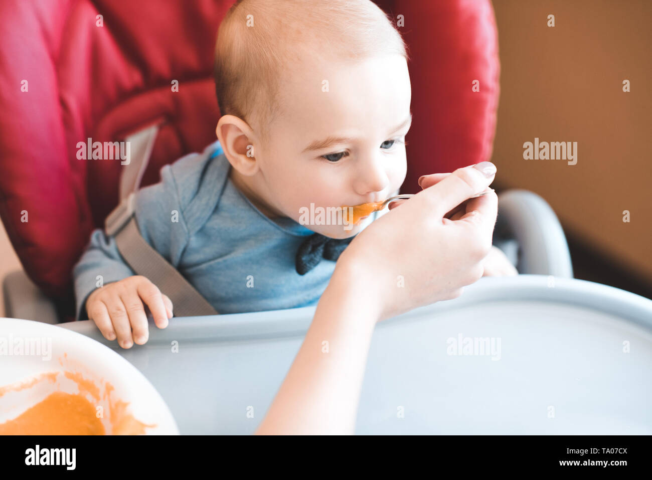 Mutter feeding baby boy 1 Jahr alt mit Kartoffelpüree Gemüse Nahaufnahme. Kindheit. Gesunde Ernährung. Stockfoto