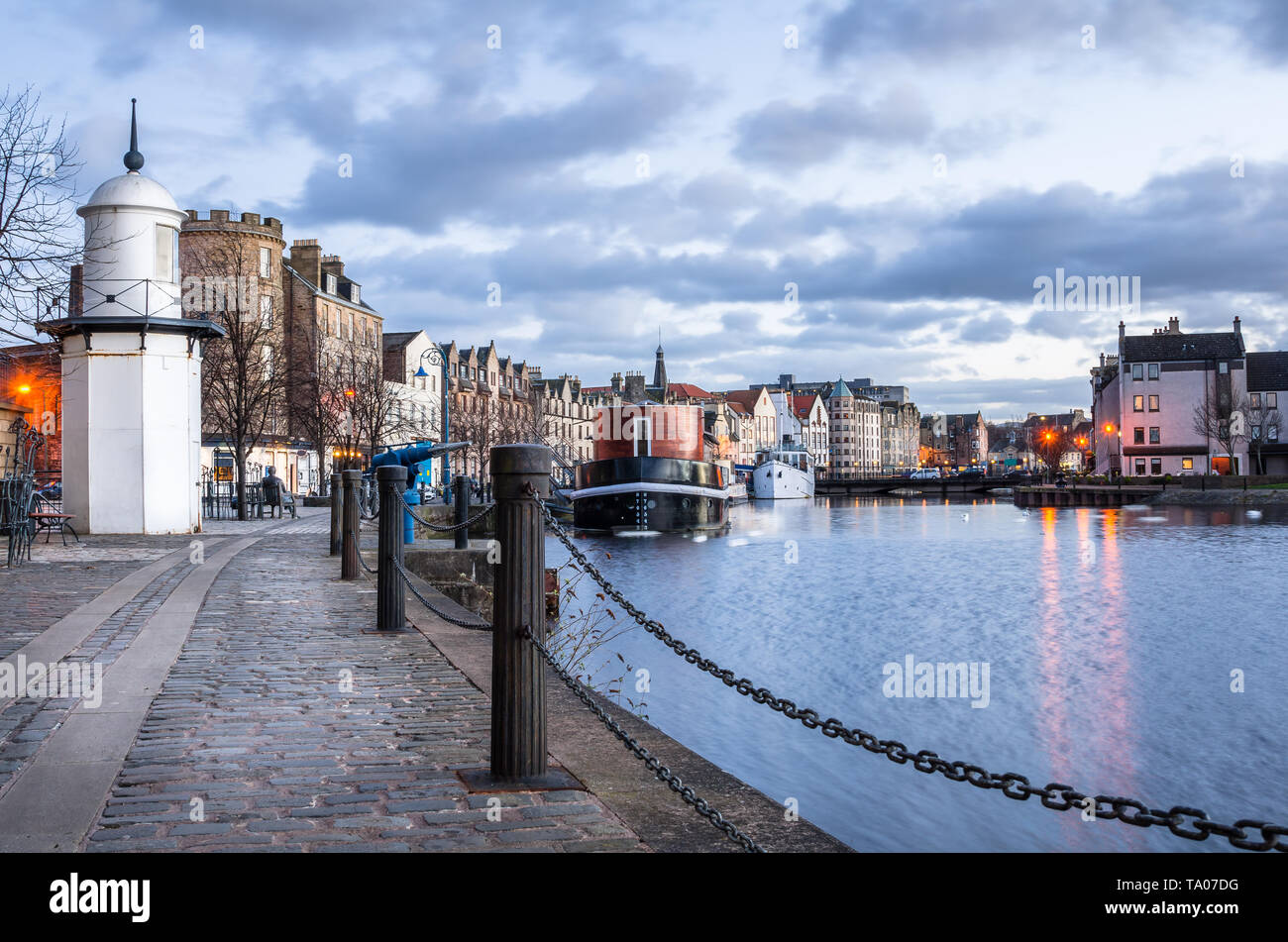 Gepflasterten Weg neben Leith Harbour in der Dämmerung im Winter. Edinburgh, Schottland. Stockfoto