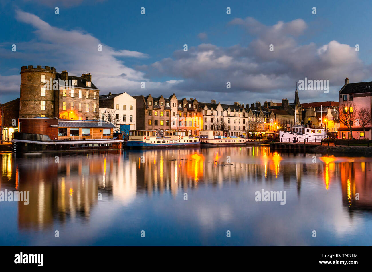 Blick auf die Altstadt Leith Waterfront in der Dämmerung und der Reflexion im Wasser. Edinburgh, Schottland. Stockfoto