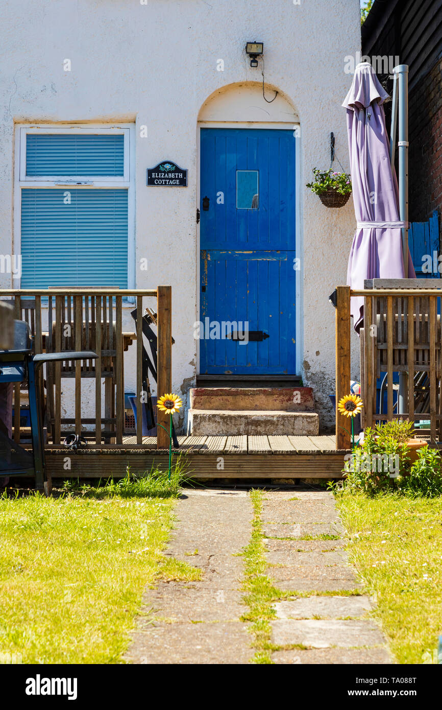 Schäbig, aber attraktive Cottage auf Barrack Hill Upnor, mit schäbigen Garten und Kunststoff Sonnenblumen, Upnor, Kent, Großbritannien Stockfoto