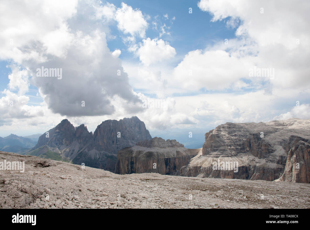 Der Langkofel und Plattkofel aus der Nähe des Valon del FOS auf dem Plateau der Sella Gruppe die Dolomiten Südtirol Italien Stockfoto