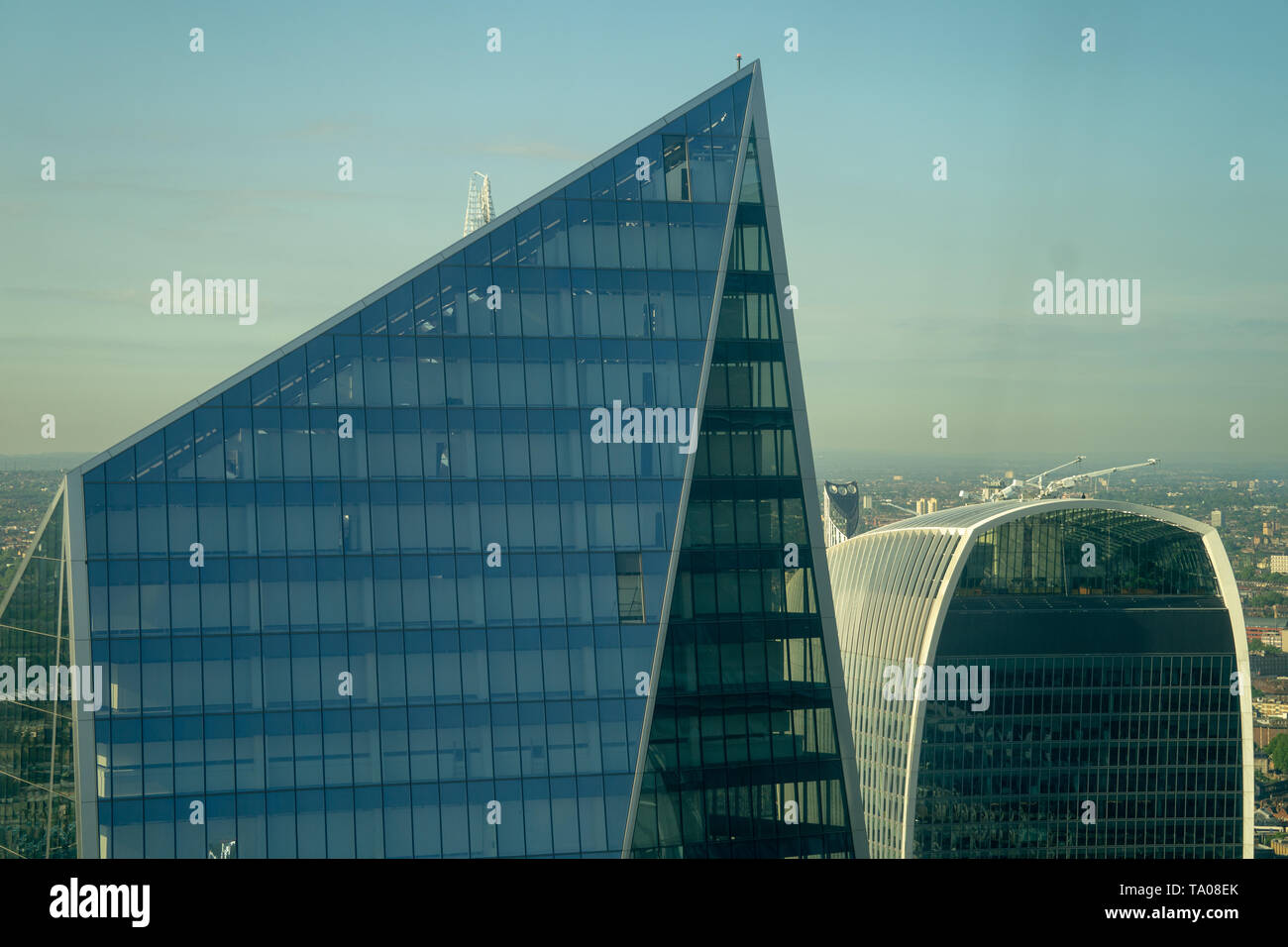 Blick auf Bürogebäude in der Stadt als von searcys auf der obersten Etage des Gherkin Building in London gesehen. Foto Datum: Dienstag, 21. Mai 2019. Foto: Stockfoto