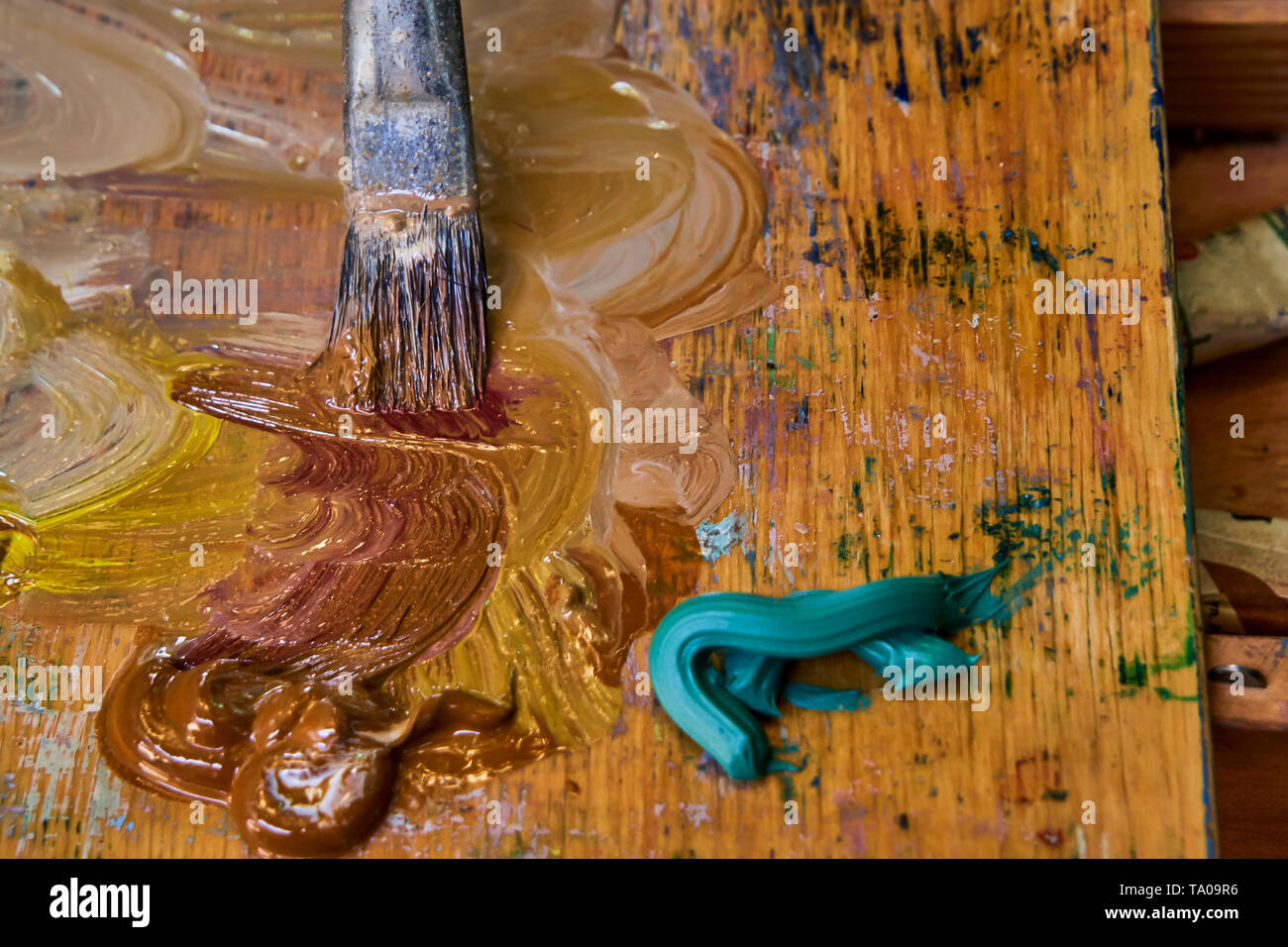 Kreative Bild, Artist's Palette mit Öl Farben und Pinsel, Nahaufnahme, alte hölzerne Palette, Farben und Lacke in verschiedenen Farben, close-up Pinsel des Künstlers Stockfoto