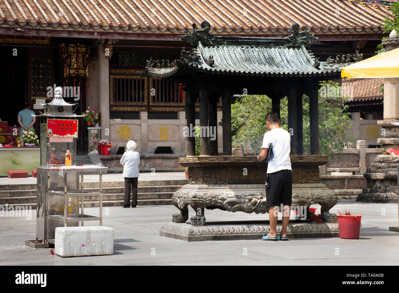 Chinesen und Foriegner Reisende Travel Besuchen Sie und Respekt Gott beten Chinesisch und chinesisch Engel in Kaiyuan Temple Teochew Stadt am 8. Mai 2018 Stockfoto