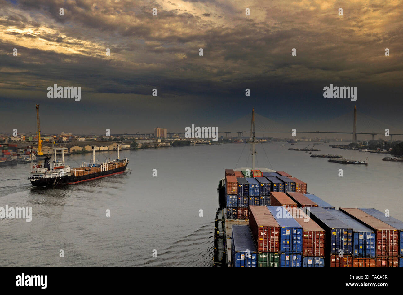 Bangkok, Thailand - 2008.05.01: ocean gehen Frachtschiffe am Mae Nam Chao Phraya River in den frühen Morgenstunden Stockfoto