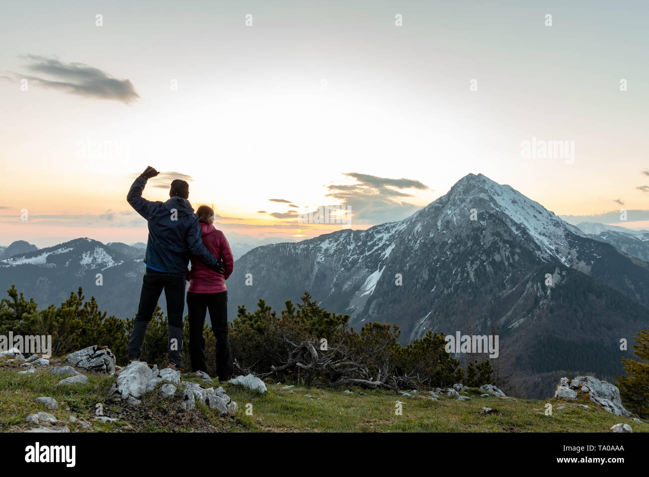 Junge Wanderer genießen im Sonnenaufgang in den Bergen Stockfoto