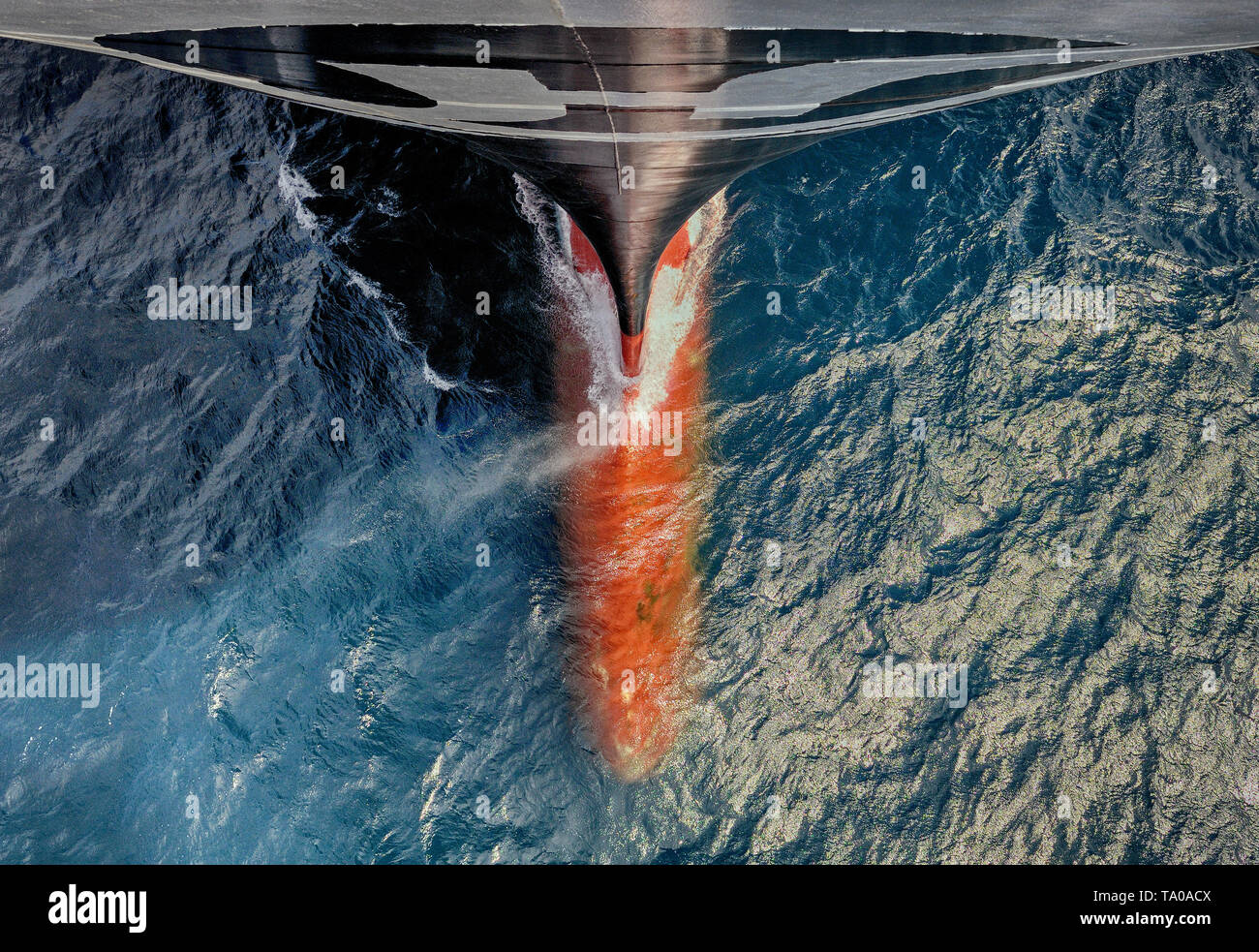Atlantik, internationale Gewässer - 2011.05.16: Die versunkenen Wulstbug der deutschen Containerschiff Hanjin Athens (imo Nr. 9200706) schneiden das Meer Stockfoto