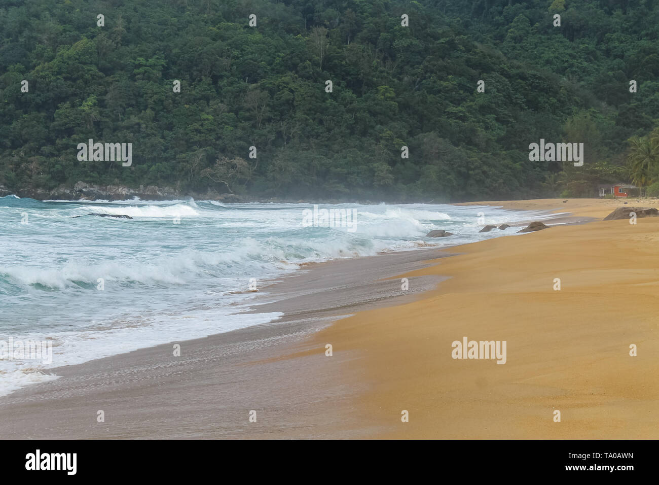 Grobe Monsun Wellen an Juara Beach auf Tioman Insel, Malaysia Stockfoto