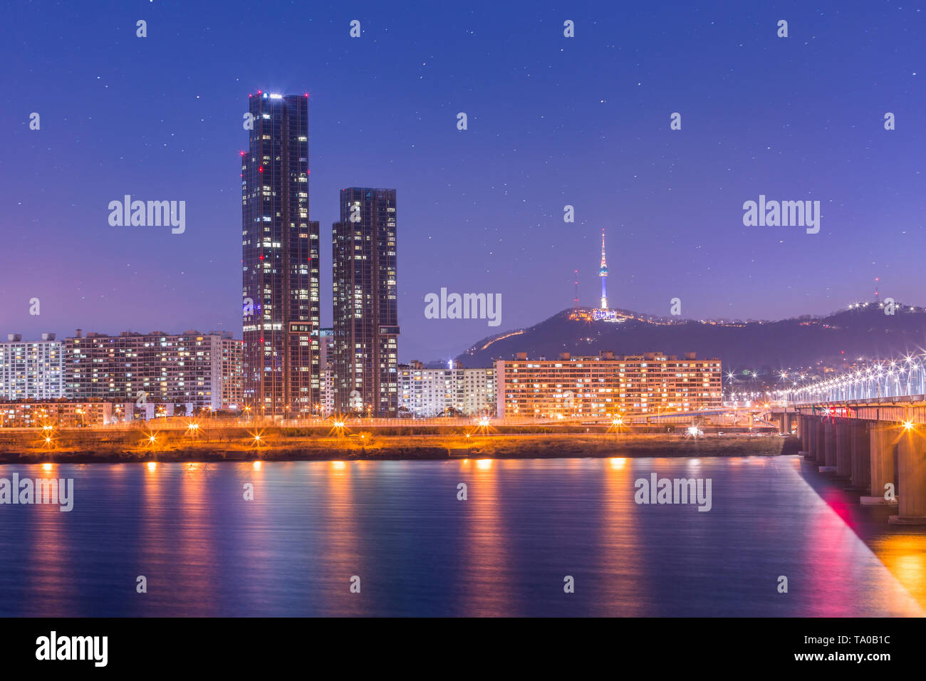 Korea Wahrzeichen und Brücke und Fluss Han, N Seoul Tower bei Nacht, Südkorea. Stockfoto