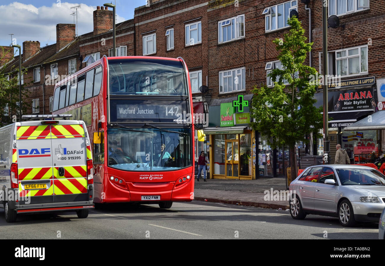 London, Großbritannien, 14. Juni 2018. Auch am Stadtrand von London, in Colindale, können Sie die berühmten roten Londoner Busse sehen. Hier Linie 142 Watford Ju Stockfoto