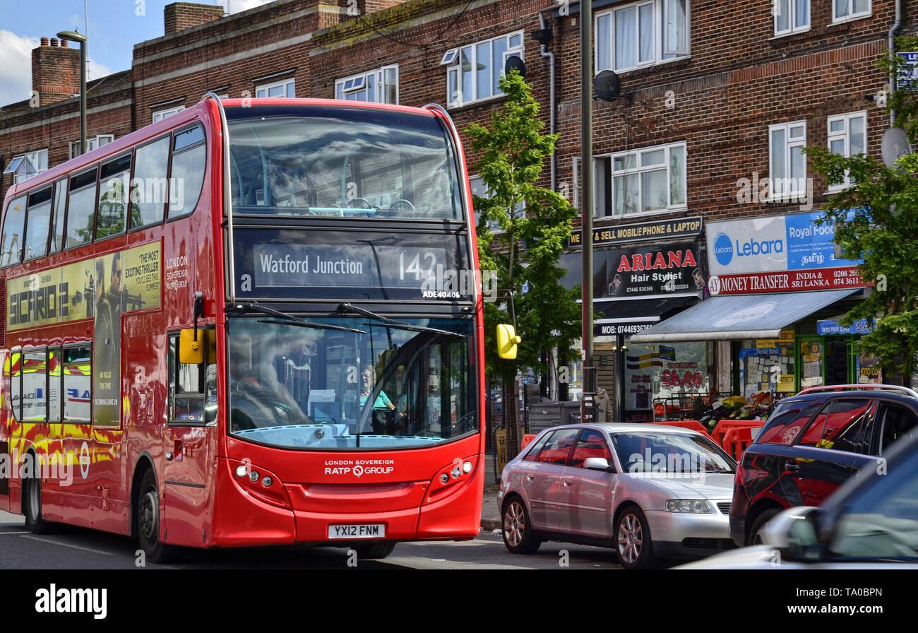 London, Großbritannien, 14. Juni 2018. Auch am Stadtrand von London, in Colindale, können Sie die berühmten roten Londoner Busse sehen. Hier Linie 142 Watford Ju Stockfoto