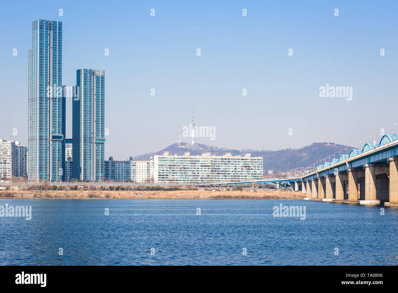Korea Wahrzeichen und Brücke und Fluss Han, N Seoul Tower bei Nacht, Südkorea. Stockfoto