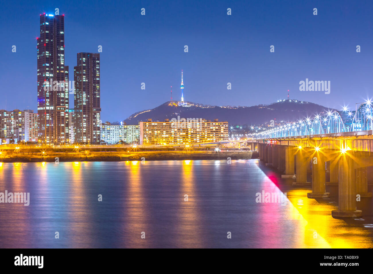 Korea Wahrzeichen und Brücke und Fluss Han, N Seoul Tower bei Nacht, Südkorea. Stockfoto