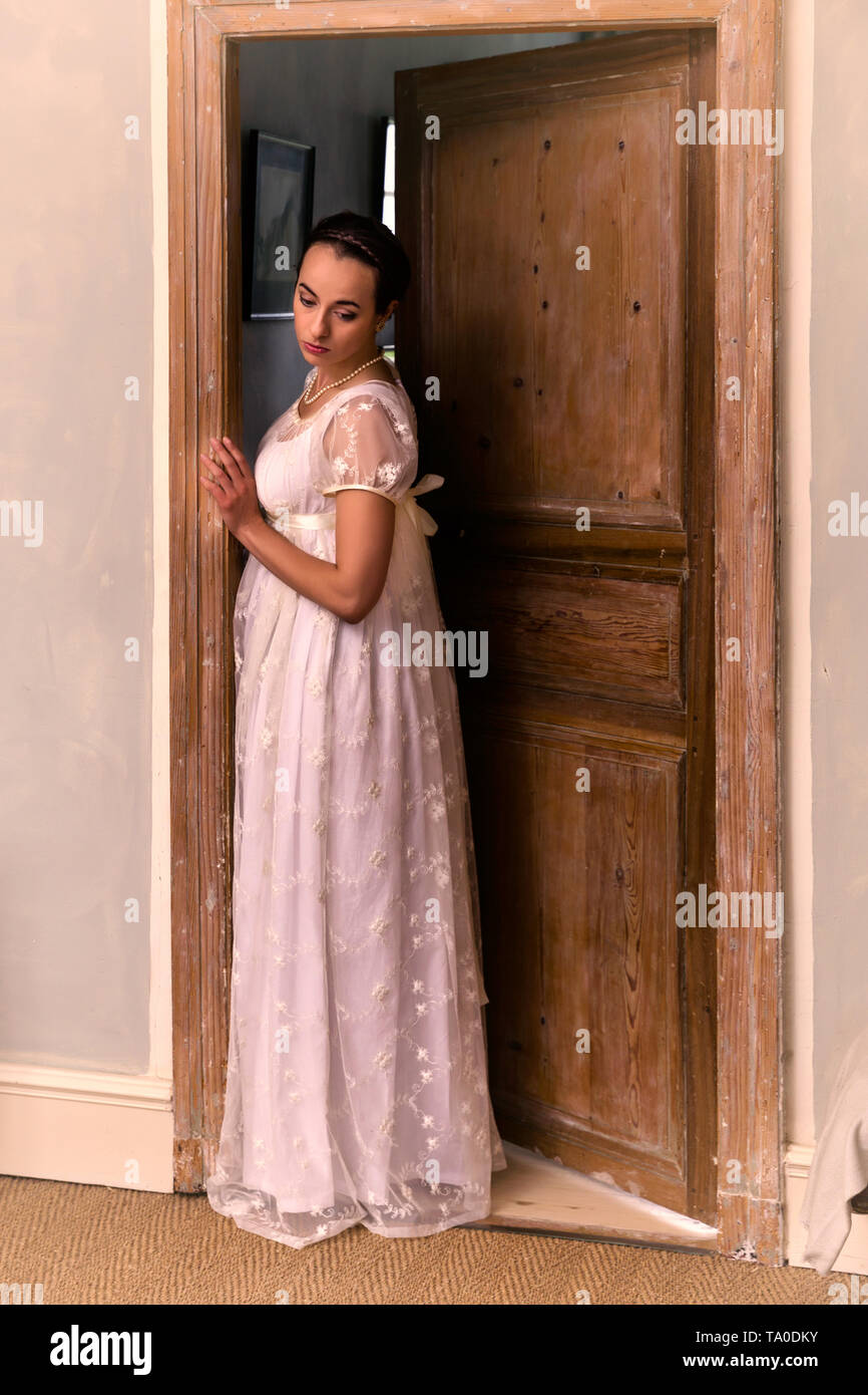 Junge Dame in authentischen Regency Kleid in einer Tür Stockfoto