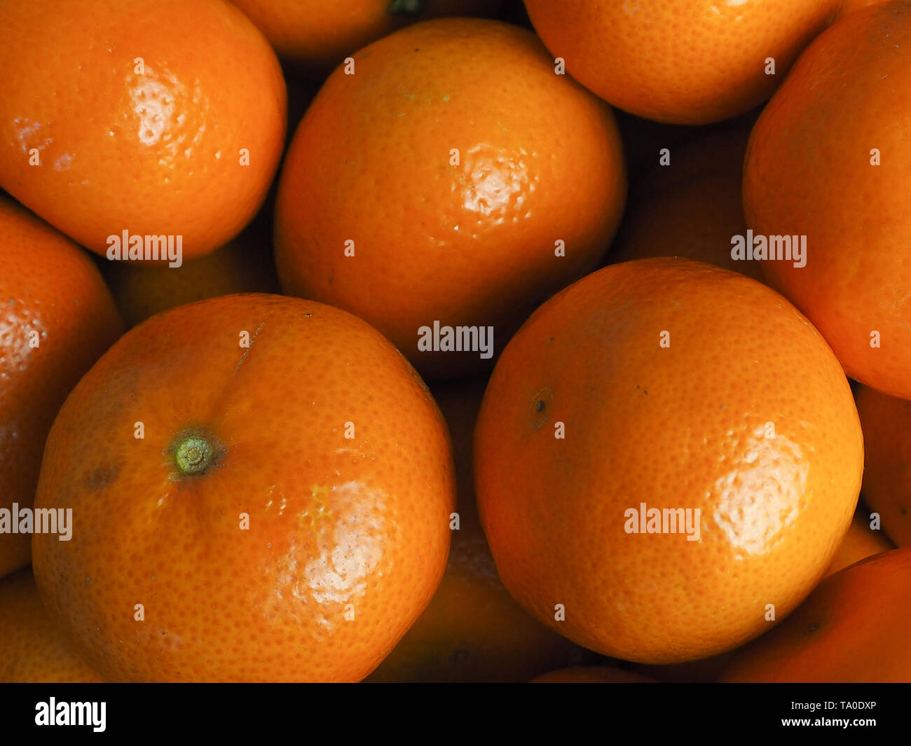 Frische geschälte Mandarinen als Hintergrund, Abdeckung Stockfoto