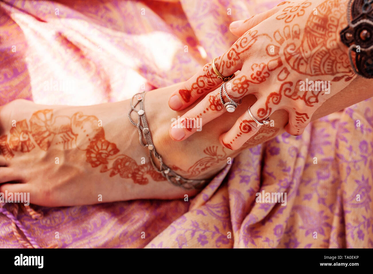 Weibliche Hand und Bein dekoriert mit traditionellen indischen Henna Stockfoto