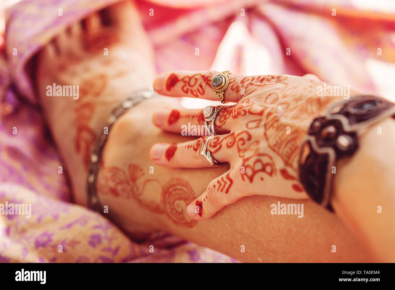 Weibliche Hand und Bein dekoriert mit traditionellen indischen Henna Stockfoto