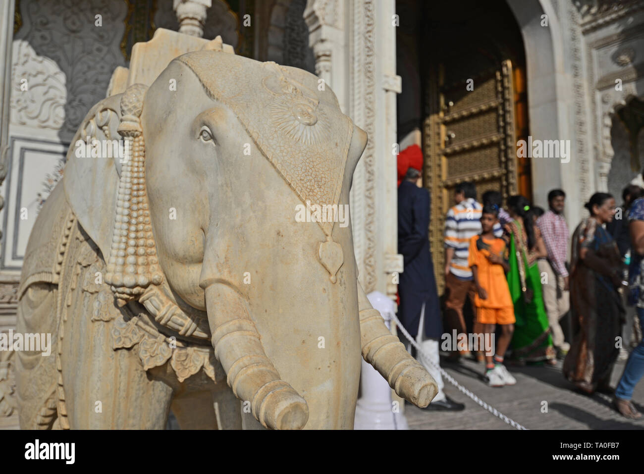 Ein Elefant Skulptur am Eingang eines der Pavillon der City Palace, Jaipur, Rajasthan, Indien Stockfoto