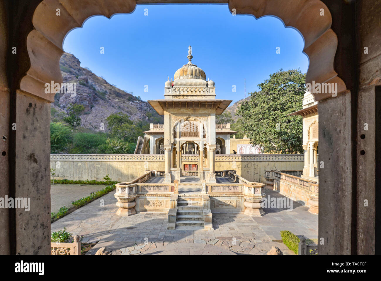 Man hauptsächlich beige Ehrenmal durch ein Fenster an der Königlichen Gaitor, Jaipur, Rajasthan, Indien Stockfoto