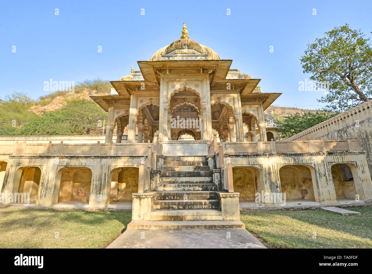 Symmetrische Sicht auf ein Ehrenmal mit hill Kulisse, an der Königlichen Gaitor, Jaipur, Rajasthan, Indien Stockfoto