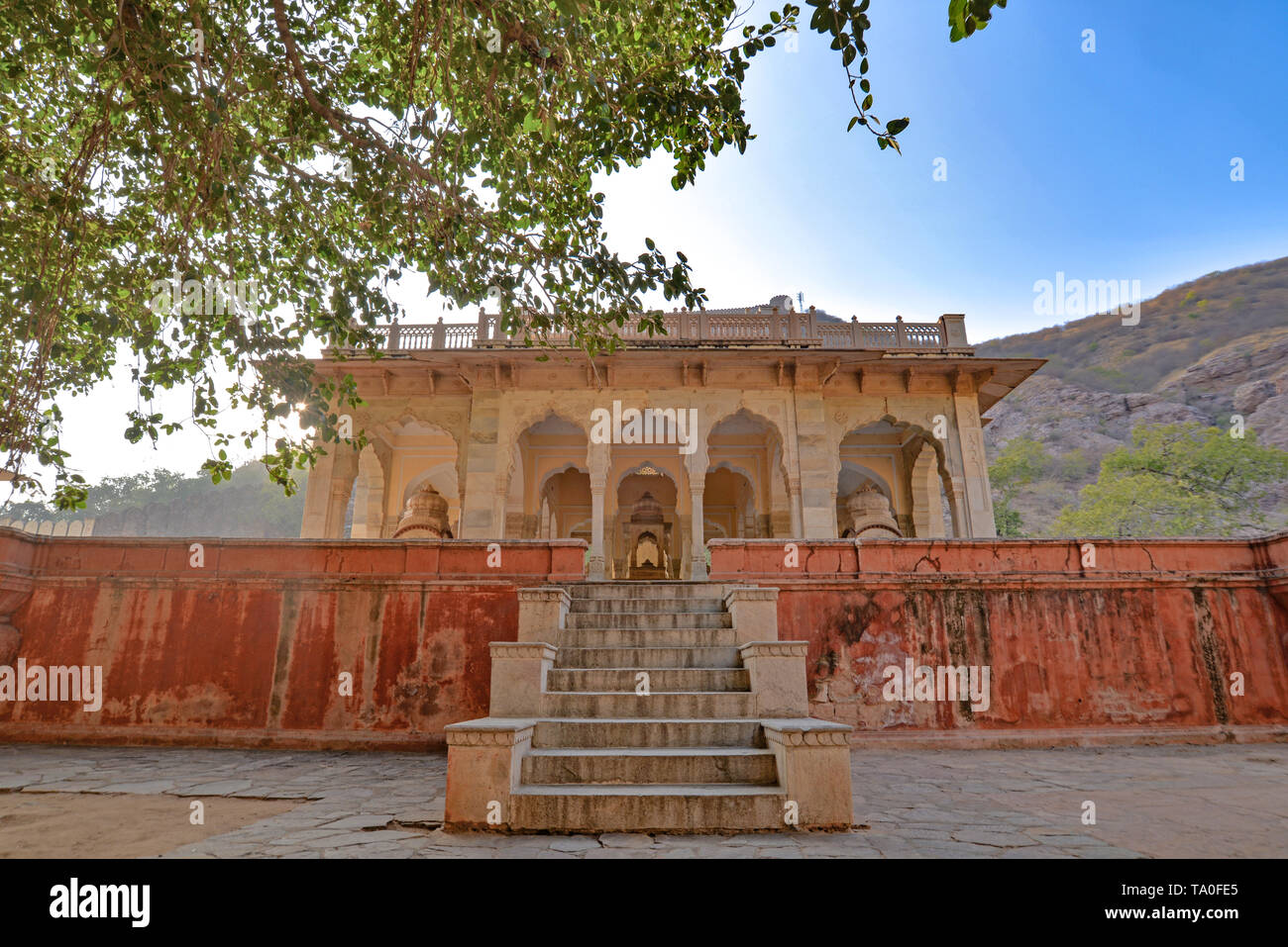Pink und Gelb Kenotaph mit hill Kulisse, an der Königlichen Gaitor, Jaipur, Rajasthan, Indien Stockfoto