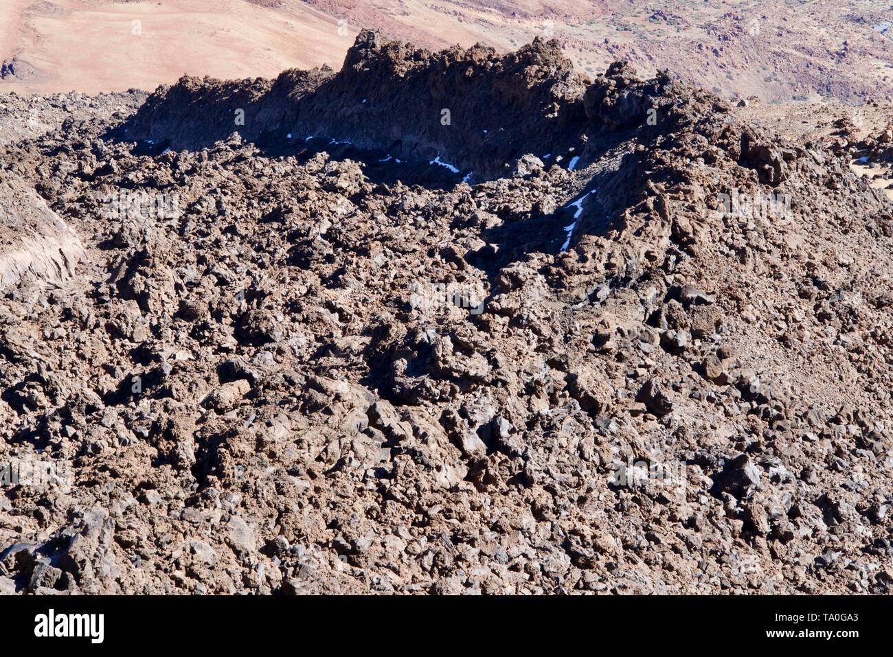 Braune lava Landschaft mit ein wenig Schnee Stockfoto