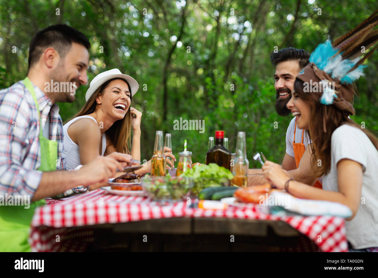 Freunde in einem Grillfest in der Natur mit Spaß Stockfoto