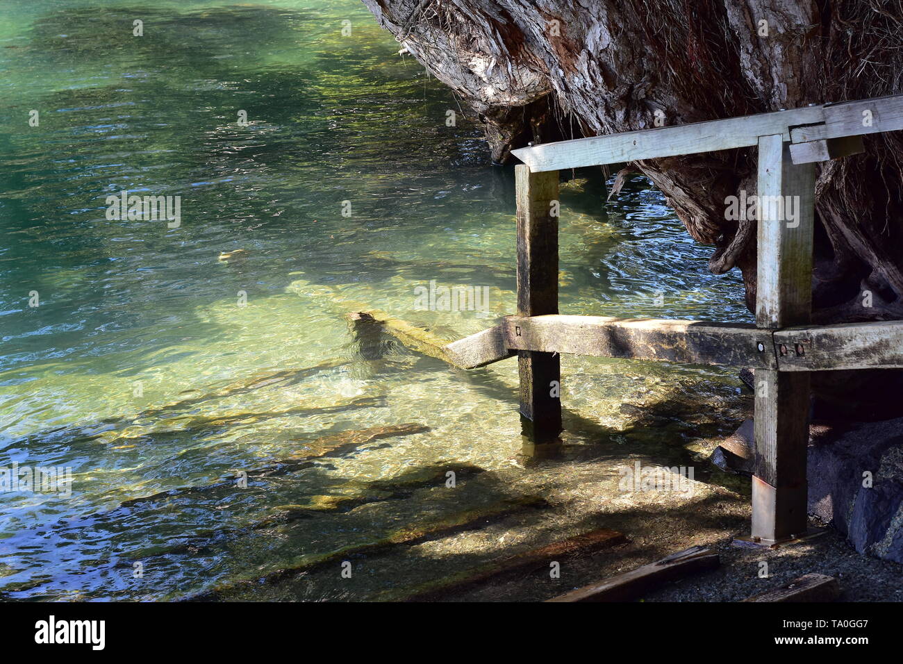 Kleine konkrete Boot Rampe für Schlauchboote mit Holz Geländer teilweise eingetaucht bei Flut. Stockfoto