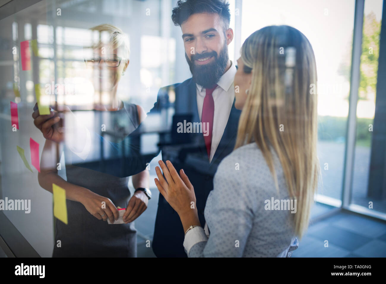 Gruppe von Geschäftsleuten. Geschäftsleute, die ihre Ideen. Stockfoto