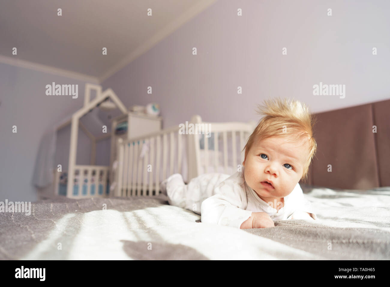 Baby Schläft Auf Bauch Mit Po Oben Junge liegt auf dem bauch -Fotos und -Bildmaterial in hoher Auflösung