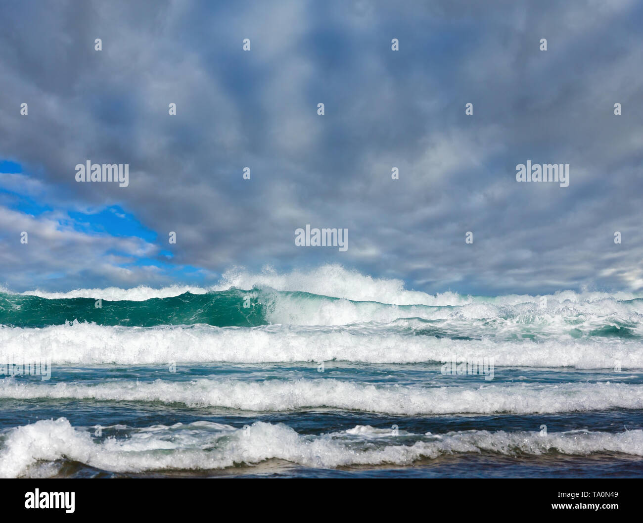 Seesturm und Wellen mit Schaum und Spritzer. Seascape Aussicht vom Strand. Stockfoto