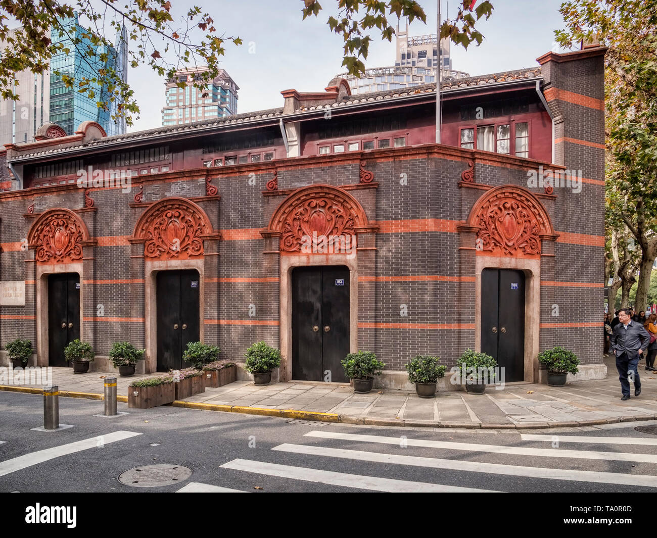30. November 2018: Shanghai, China - typische Architektur, in der xintiandi Viertel von Shanghai, zeigt eine Mischung aus chinesischen und europäischen Einflüssen Stockfoto 30. November 2018: Shanghai, China - typische Architektur, in der xintiandi Viertel von Shanghai, zeigt eine Mischung aus chinesischen und europäischen Einflüssen Stockfoto