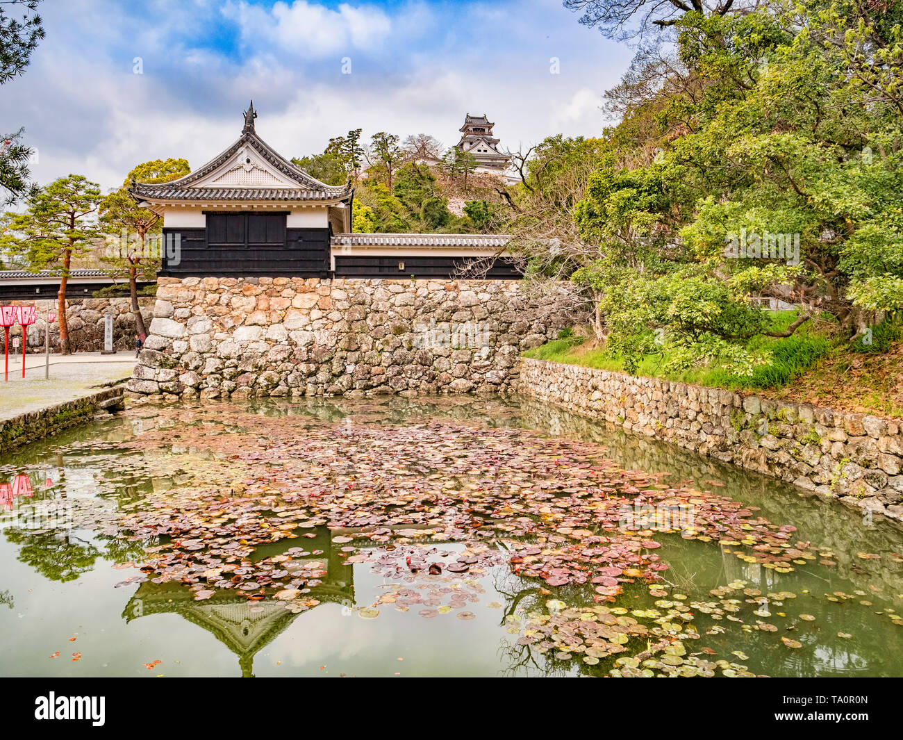 Wassergraben und torhaus von Schloss Kochi, Japan, mit den wichtigsten hinter halten. Stockfoto