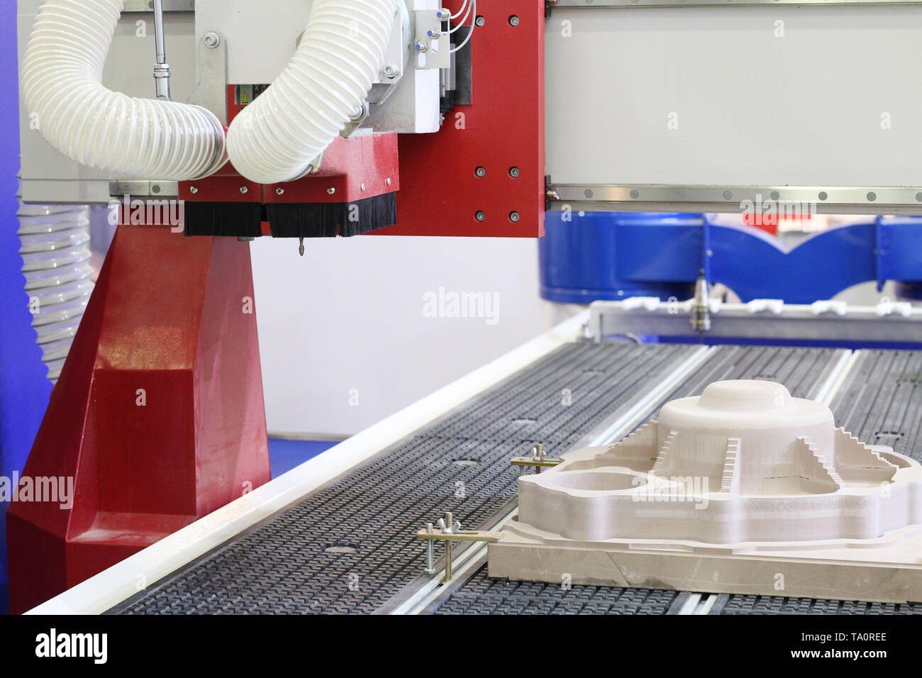 CNC-Fräsmaschine. Maschine für hochwertige Fräsen und Gravieren Oberflächen der Teile. Fräs- und Graviermaschine Stockfoto