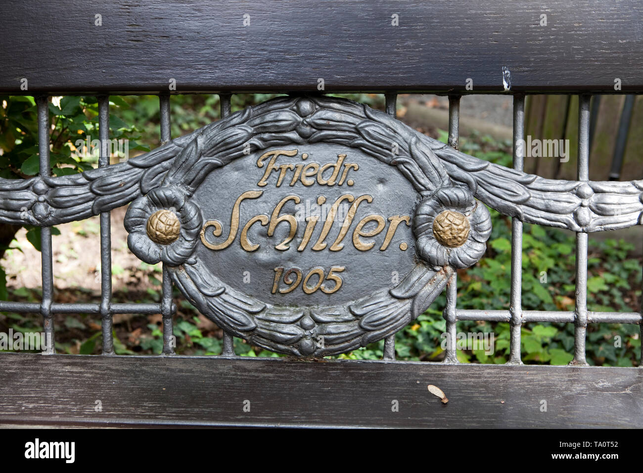 Friedrich Schiller, 1905, Widmung auf einer Bank neben dem Grab von Robert und Clara Schumann, Alter Friedhof, Bonn, Nordrhein-Westfalen, Deutschland, Eu Stockfoto