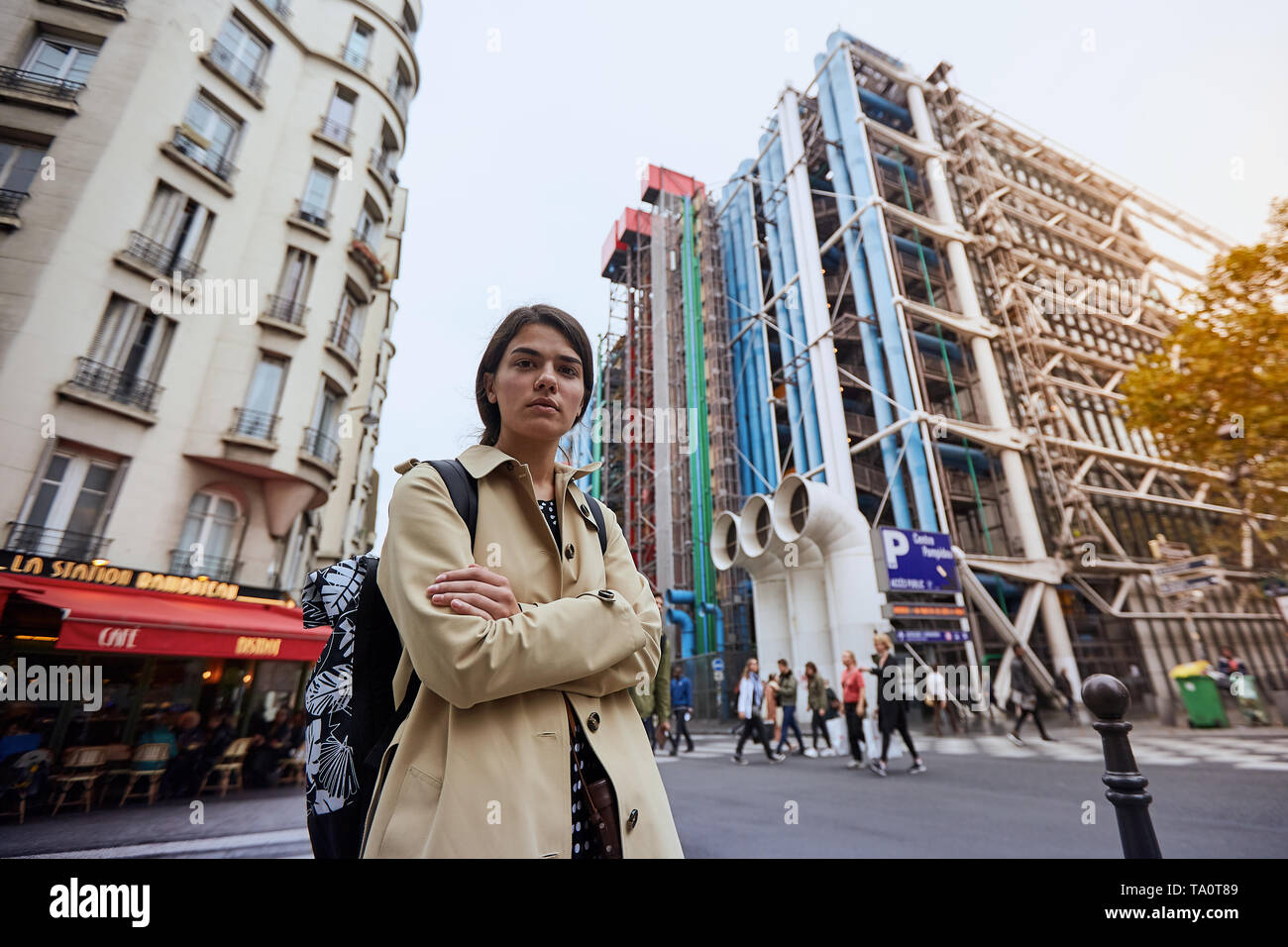 Junge Mädchen in einem gelben Jacke vor dem Centre Pompidou in Paris. Stockfoto