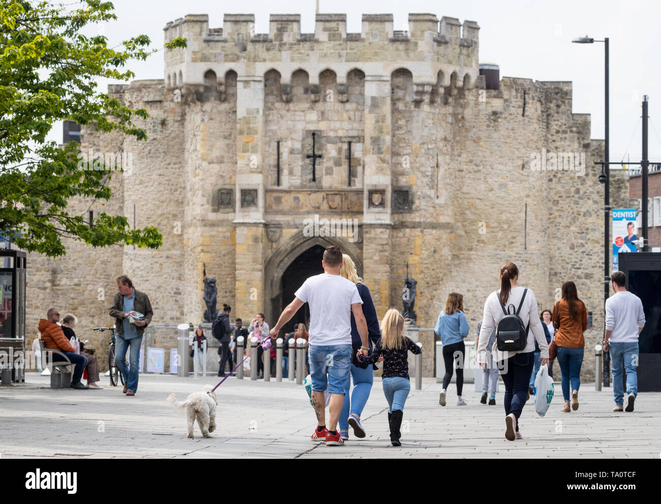 Menschen einkaufen in Southampton über Bar (Hohe Straße) mit dem Bargate im Hintergrund Stockfoto