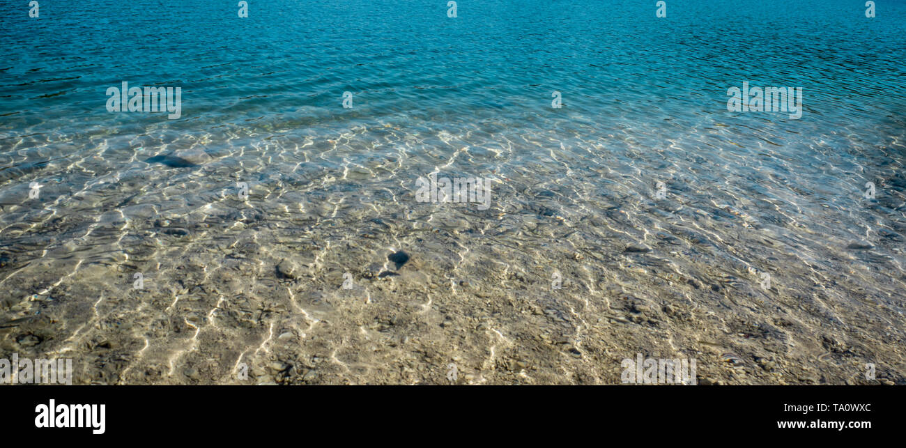 Schöne Küste mit klaren und türkisfarbenen Wasser in einem See im Nationalpark Plitvice in Kroatien Stockfoto