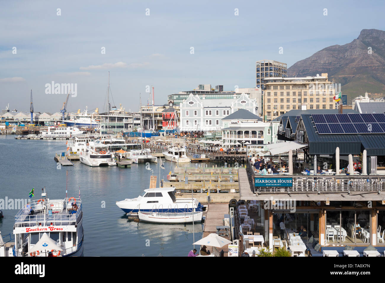 Malerische Aussicht über die Geschäfte, Restaurants und Gebäude im Hafen von V&A Waterfront in Kapstadt, Südafrika auf einen Herbst Tag Stockfoto