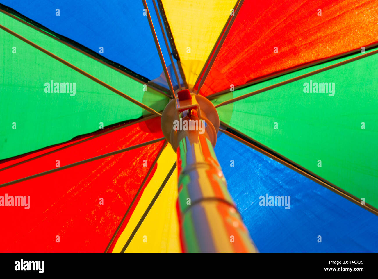 In der Nähe von bis Suchen in die bunte Sonnenschirm - Regenbogen Farben - Sommer Feeling Stockfoto