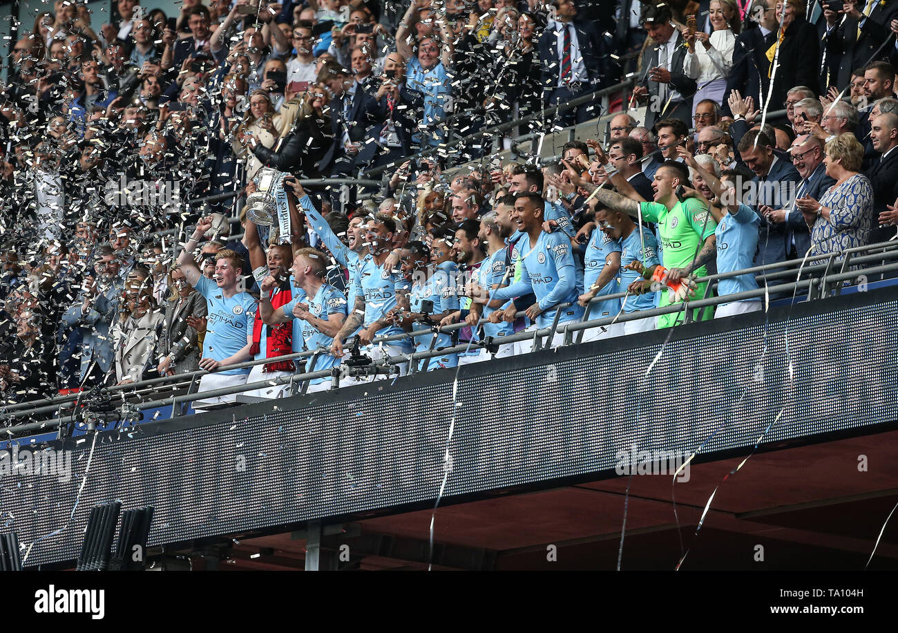 London, Großbritannien. 18. Mai 2019 Manchester City heben Sie den FA Cup während der Emirate FA Cup Finale zwischen Manchester City und Watford im Wembley Stadion in London. 18. Mai 2019. Redaktionelle Verwendung. Keine Verwendung mit nicht autorisierten Audio-, Video-, Daten-, Spielpläne, Verein/liga Logos oder "live" Dienstleistungen. On-line-in-Match mit 120 Bildern beschränkt, kein Video-Emulation. Keine Verwendung in Wetten, Spiele oder einzelne Verein/Liga/player Publikationen. Credit: James Boardman/Alamy leben Nachrichten Stockfoto