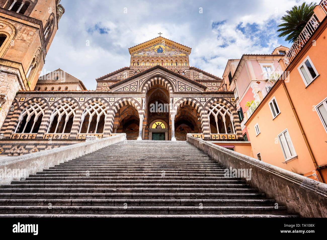 Schritte zur Kathedrale Duomo di Amalfi Amalfi; Kathedrale Sant'Andrea in der Mitte des Dorfes auf einer Klippe von Amalfi an der Amalfiküste in Italien Stockfoto