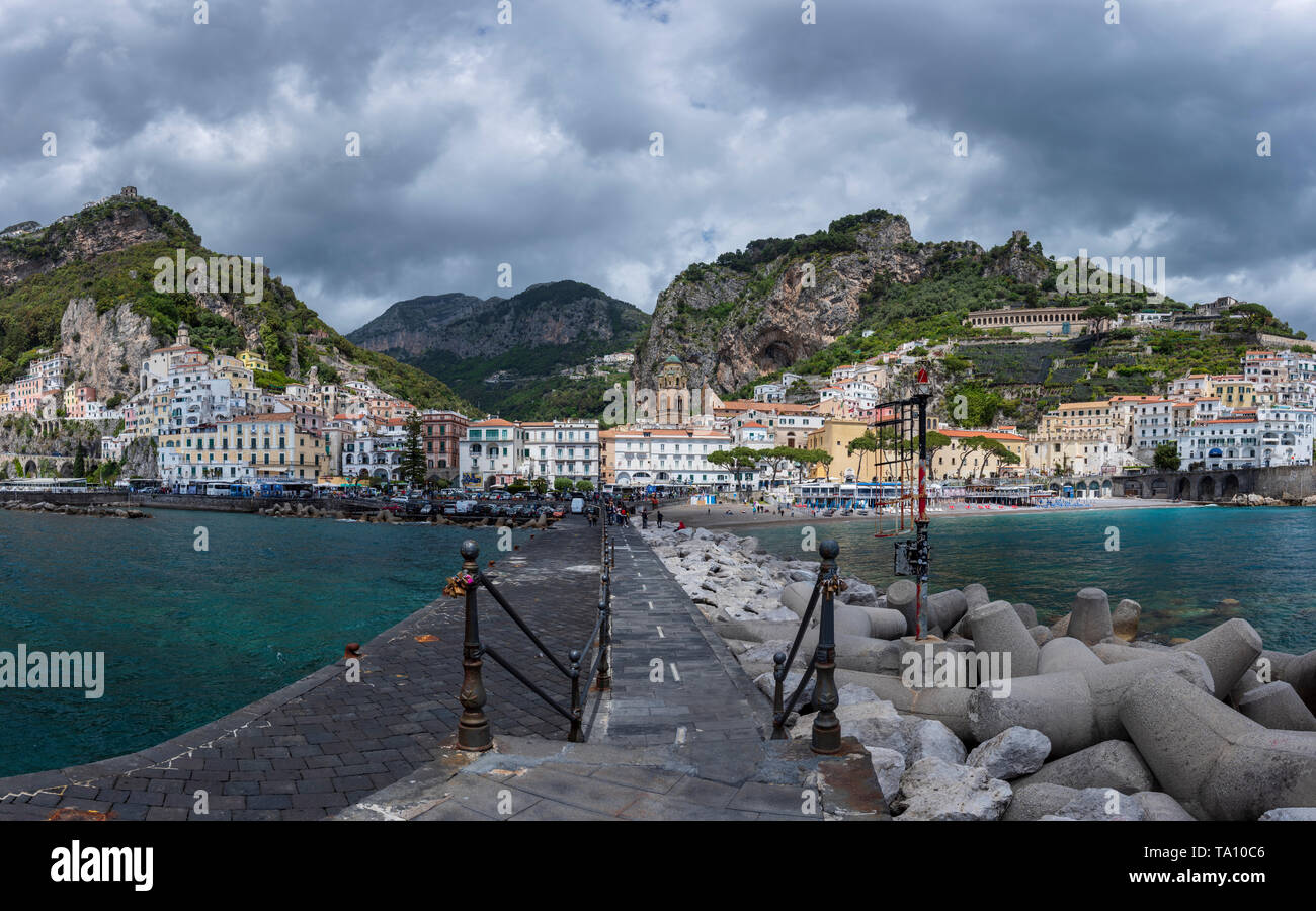 Die Küstenstadt Amalfi an der Amalfiküste in Kampanien in Süditalien gesehen vom Pier Stockfoto